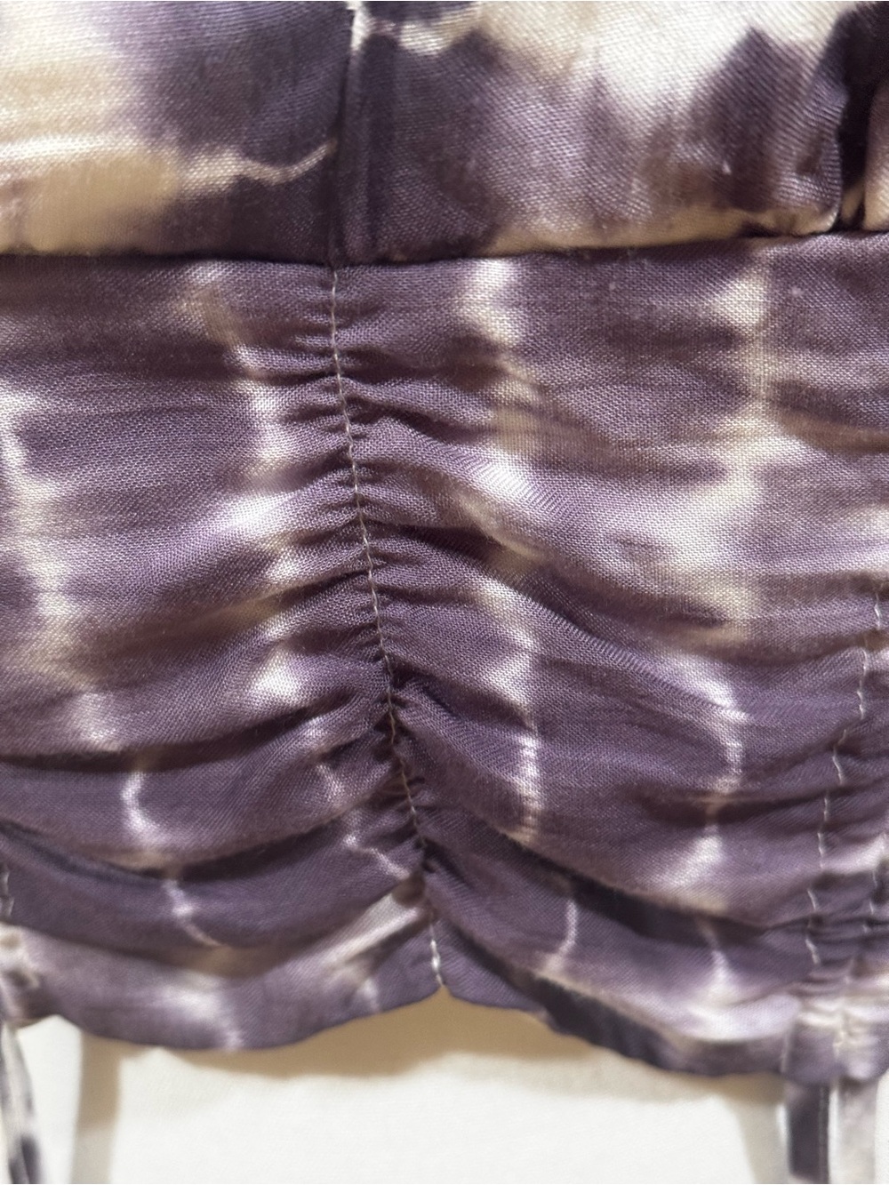 Le Lis white & gray tie-dye ruched waist V neck crop top with short sleeves, M. - Picture 3 of 14
